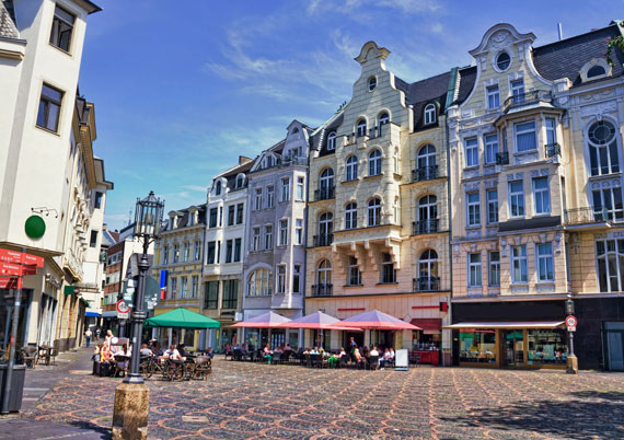 Bonn Innenstadt, Platz mit zwei Cafés