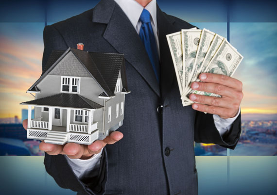 Immobilienfinanzierung, Haus kaufen, Mann mit Anzug, Geld, Haus